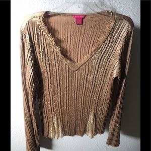 Sunny Leigh Size L Gold crinkle top